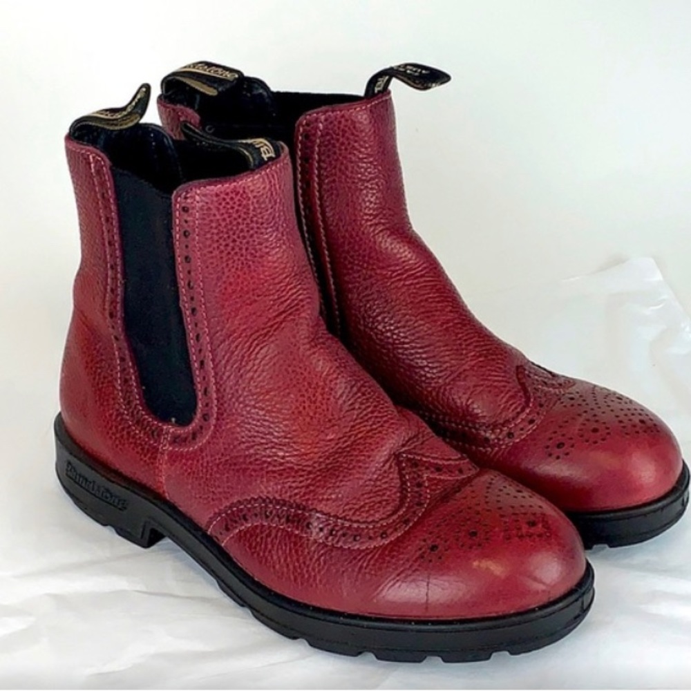 Womens rust red color blundstones size 7.